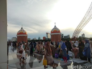 Khotbah Salat Idul Fitri di Masjid 99 Kubah Makassar: Keajaiban Sebuah Doa