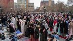Warga Muslim AS Salat Id di Washington Square Park