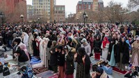 Umat Islam menghadiri salat Idul Fitri, yang menandai berakhirnya bulan puasa Ramadan, di Washington Square Park di New York City, Amerika Serikat, Minggu (30/3/2025).