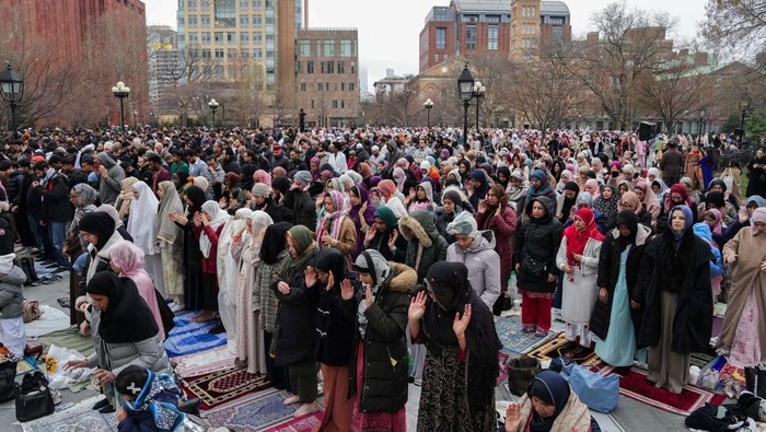 Warga Muslim AS Salat Id di Washington Square Park People take a picture as Muslims attend the Eid al-Fitr prayer, which marks the end of the fasting month of Ramadan, at Washington Square Park in New York City, U.S., March 30, 2025. REUTERS/Adam Gray