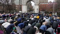 Ratusan umat muslim menjalankan ibadah salat id di taman ikonik di Kota New York, Washington Square Park.