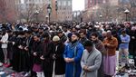 Warga Muslim AS Salat Id di Washington Square Park