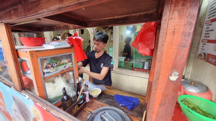 Warung bakso di Petamburan ramai diserbu pembeli di hari pertama Lebaran (Taufiq/detikcom)