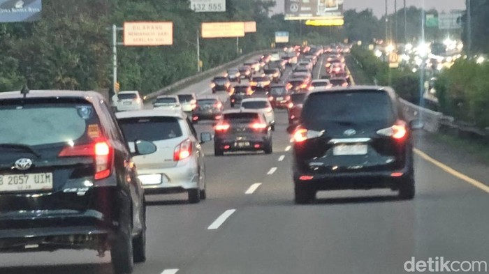 Wisatawan ke kawasan wisata Puncak, Bogor diprediksi akan melonjak pada Selasa (1/4) besok. Pada sore ini, Tol Jagorawi terpantau ramai dilintasi kendaraan. (Herianto B/detikcom)