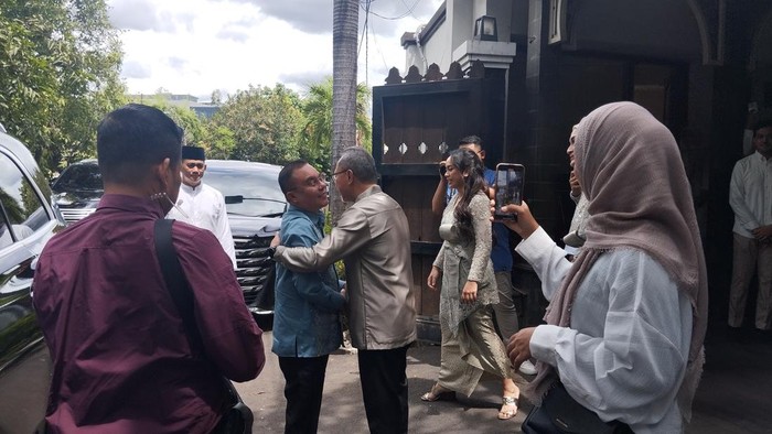 Menteri Koordinator (Menko) Pangan sekaligus Ketum PAN Zulkifli Hasan (Zulhas) menggelar open house Lebaran 2025 di kediamannya. Wakil Ketua DPR Sufmi Dasco Ahmad dan Raffi Ahmad hadir di open house Zulhas.
