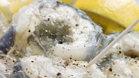 Jellied Eel merupakan hidangan klasik dari Inggris yang menggunakan ikan sidat sebagai isian jelly atau agar-agar. Foto: TasteAtlas/Shutterstock/Site Culinary