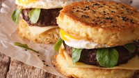 Ramen Burger asal Amerika merupakan kombinasi antara burger dan roti bun dari mie ramen yang tak enak. Foto: TasteAtlas/Shutterstock/Site Culinary