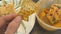 Temuan netizen ini bikin geli karena menandakan restoran jorok. Di dalam kari India pesanannya ada kantong plastik tercampur. Foto: Bored Panda