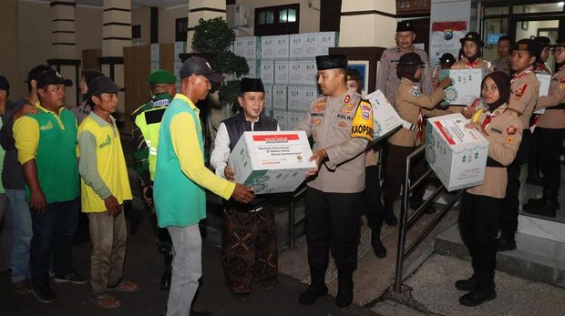 1000 Paket Bingkisan Diberikan Polres Kediri Kota Untuk Warga Kurang Beruntung