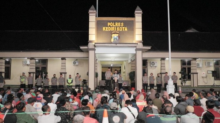 1000 Paket Bingkisan Diberikan Polres Kediri Kota Untuk Warga Kurang Beruntung
