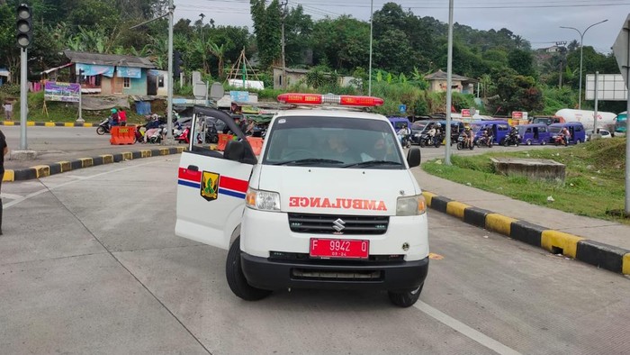 Ambulans di Sukabumi bawa wisatawan saat libur Lebaran 2025.