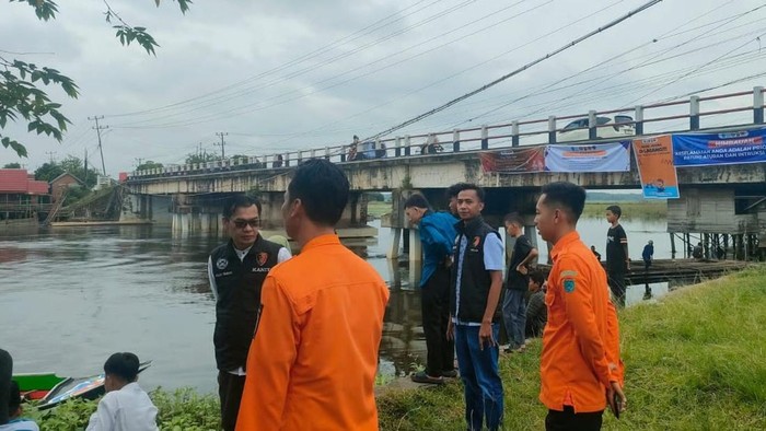Anggota Polres Ogan Ilir dan BPBD siaga dilokasi wisata speedboat