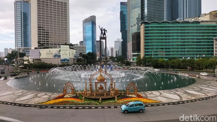 Area Bundaran HI sepi di hari kedua lebaran Idul Fitri. Momentum suasana sepi itu dimanfaatkan sebagian warga berfoto-foto di area yang biasanya ramai itu. (Maulani M/detikcom)