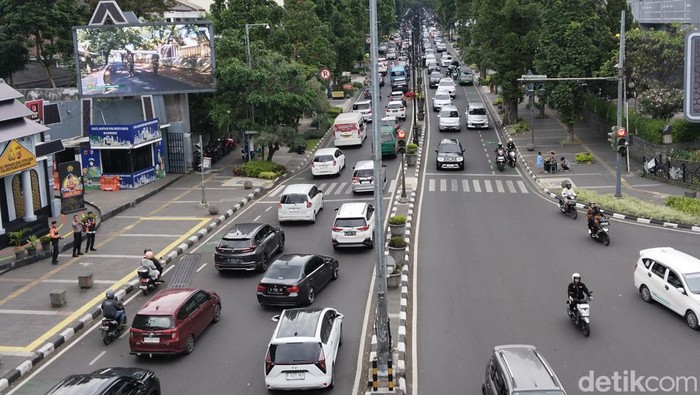 Arus lalu lintas di Jalan Dago.
