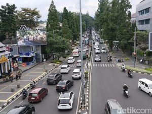 Jabar Hari Ini: Lubang di Jalan Dago Bikin Mahasiswa UPI Operasi Rahang