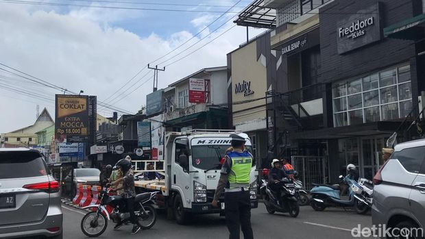 Arus lalulintas di depan Pasar Cipanas setelah angkot diliburkan.