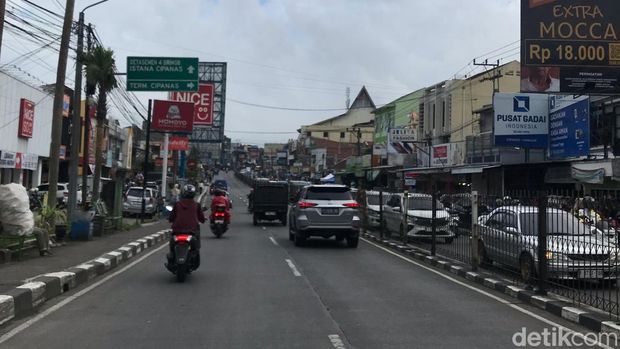 Arus lalulintas di depan Pasar Cipanas setelah angkot diliburkan.