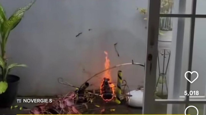Balon udara jatuh timpa rumah warga di Blitar
