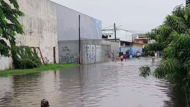 Banjir menggenangi sejumlah titik di kawasan Kota Tangerang, Banten. Banjir terjadi usai hujan deras mengguyur wilayah tersebut. (dok Pribadi)