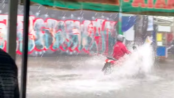 Banjir menggenangi sejumlah titik di kawasan Kota Tangerang, Banten. Banjir terjadi usai hujan deras mengguyur wilayah tersebut. (dok Pribadi)