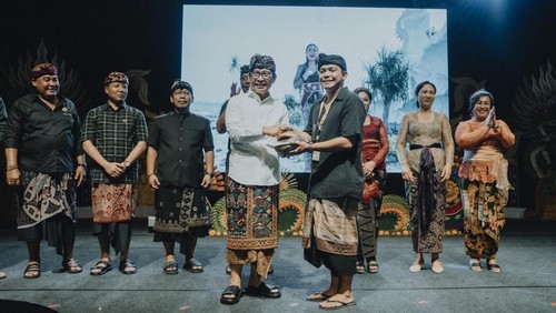 Bupati Badung, I Wayan Adi Arnawa, menyerahkan bantuan Rp 50 juta saat menutup Festival Seni Budaya ke-13 Desa Adat Kuta, Senin (31/3/2025). (Dok. Pemkab Badung)