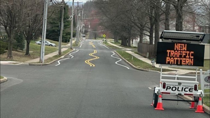 Cara unik dilakukan pemerintah setempat wilayah Montgomery Township, Pennsylvania, Amerika Serikat untuk mencegah pengendara kebut-kebutan di jalan raya.