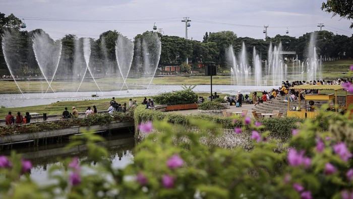 Pengunjung menyaksikan pertunjukan Tirta Menari di Taman Mini Indonesia Indah (TMII), Jakarta, Selasa (1/4/2025). Manager Corporate Secretary TMII Novera Mayang Sari mengatakan hingga pukul 16.00 WIB pengunjung TMII mencapai 19 ribu orang yang didominasi dari luar daerah. ANTARA FOTO/Dhemas Reviyanto/nym.