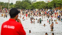 PT Pembangunan Jaya Ancol Tbk menargetkan sebanyak 70 ribu pengunjung per hari saat periode libur Lebaran 2025. ANTARA FOTO/Sulthony Hasanuddin
