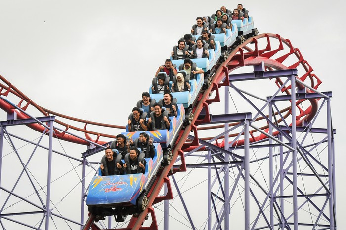 Pengunjung menaiki wahana Paralayang di Dunia Fantasi (Dufan), Taman Impian Jaya Ancol, Jakarta, Selasa (1/4/2025). Sejumlah warga memanfaatkan libur Lebaran 2025 dengan berkunjung ke Dufan yang menyuguhkan sejumlah wanaha dan pertunjukan. ANTARA FOTO/Sulthony Hasanuddin/nym.