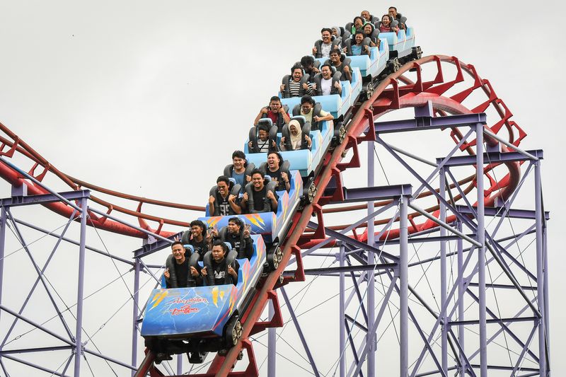 Pengunjung menaiki wahana Paralayang di Dunia Fantasi (Dufan), Taman Impian Jaya Ancol, Jakarta, Selasa (1/4/2025). Sejumlah warga memanfaatkan libur Lebaran 2025 dengan berkunjung ke Dufan yang menyuguhkan sejumlah wanaha dan pertunjukan. ANTARA FOTO/Sulthony Hasanuddin/nym.
