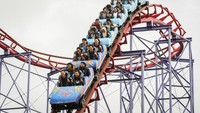 Pengunjung menaiki wahana Halilintar di Dunia Fantasi (Dufan), Taman Impian Jaya Ancol, Jakarta, Selasa (1/4/2025). ANTARA FOTO/Sulthony Hasanuddin