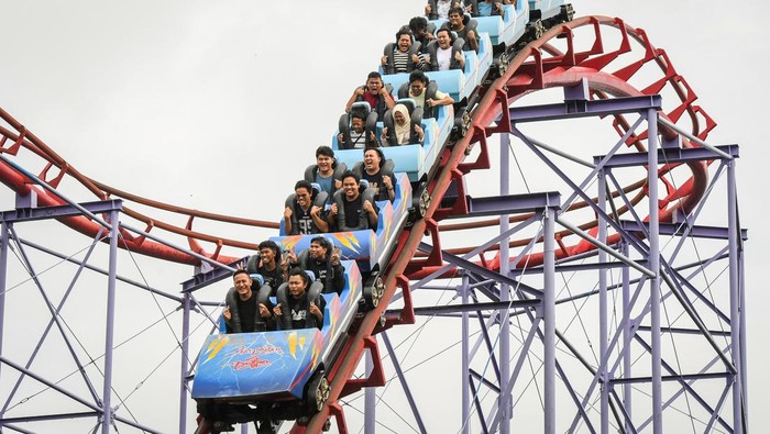 Pengunjung menaiki wahana Paralayang di Dunia Fantasi (Dufan), Taman Impian Jaya Ancol, Jakarta, Selasa (1/4/2025). Sejumlah warga memanfaatkan libur Lebaran 2025 dengan berkunjung ke Dufan yang menyuguhkan sejumlah wanaha dan pertunjukan. ANTARA FOTO/Sulthony Hasanuddin/nym.