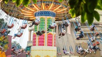 Sejumlah warga memanfaatkan libur Lebaran 2025 dengan berkunjung ke Dufan yang menyuguhkan sejumlah wanaha dan pertunjukan. ANTARA FOTO/Sulthony Hasanuddin