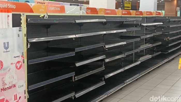 Pusat perbelanjaan atau departemen store Lulu dikabarkan akan menutup sejumlah gerainya. Bersamaan dengan itu gerai-gerai tersebut tampak sedang cuci gudang dan menjual produk tersisa seadanya.