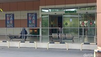 Saat masuk dan berkeliling di area perbelanjaan, sebagian besar rak kosong tanpa ada satu produk yang dipajang ataupun tulisan keterangan produk dan harganya. Kondisi ini hampir terjadi di setiap rak produk yang tersedia di Lulu.