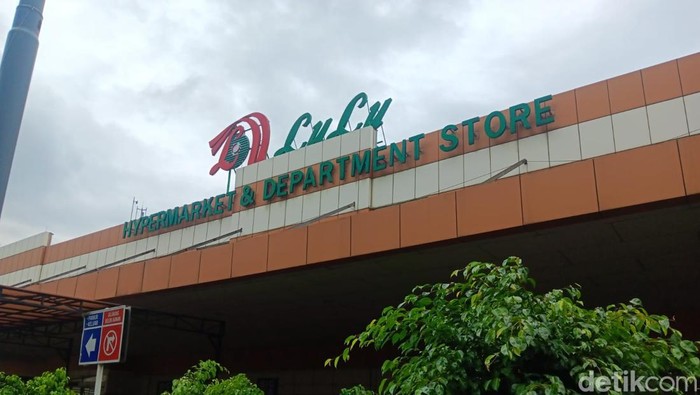 Pusat perbelanjaan atau departemen store Lulu dikabarkan akan menutup sejumlah gerainya. Bersamaan dengan itu gerai-gerai tersebut tampak sedang cuci gudang dan menjual produk tersisa seadanya.