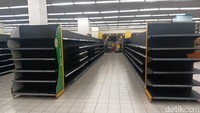Kondisi ini seperti yang terjadi di gerai Lulu Hypermart Cakung, Jakarta Timur, di mana pusat perbelanjaan ini sudah terlihat sangat sepi. Bahkan saat memasuki kawasan Lulu, terlihat hanya ada satu dua mobil dan motor yang terparkir di depan gerai.