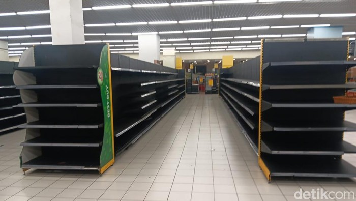 Pusat perbelanjaan atau departemen store Lulu dikabarkan akan menutup sejumlah gerainya. Bersamaan dengan itu gerai-gerai tersebut tampak sedang cuci gudang dan menjual produk tersisa seadanya.