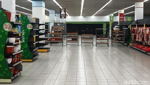 Pusat perbelanjaan atau departemen store Lulu dikabarkan akan menutup sejumlah gerainya. Bersamaan dengan itu gerai-gerai tersebut tampak sedang cuci gudang dan menjual produk tersisa seadanya.