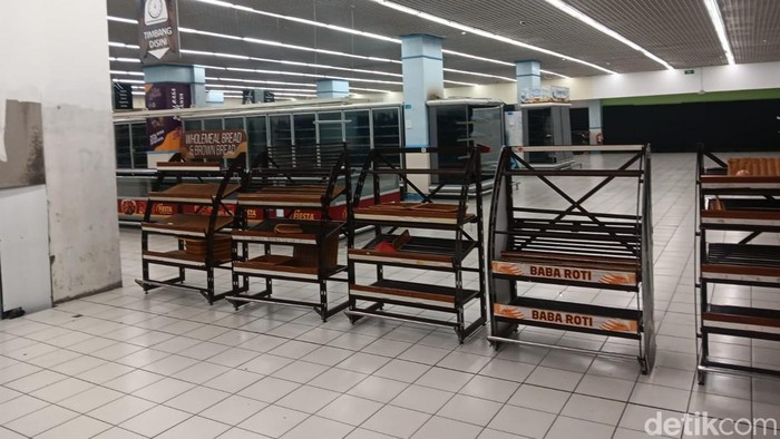 Pusat perbelanjaan atau departemen store Lulu dikabarkan akan menutup sejumlah gerainya. Bersamaan dengan itu gerai-gerai tersebut tampak sedang cuci gudang dan menjual produk tersisa seadanya.