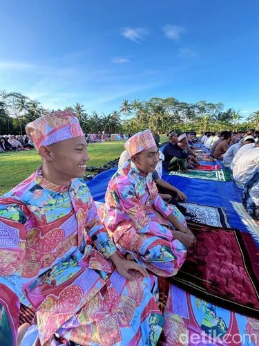 Dua pria ini mengenakan setelan outfit yang nyeleneh saat salat Ied bikin warganet di media sosial ikut ngakak.