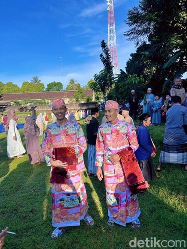 Dua pria ini mengenakan setelan outfit yang nyeleneh saat salat Ied bikin warganet di media sosial ikut ngakak.