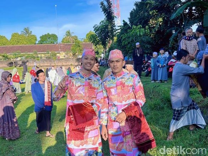 Dua pria ini mengenakan setelan outfit yang nyeleneh saat salat Ied bikin warganet di media sosial ikut ngakak.