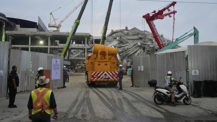 Evakuasi Bangunan Gedung yang Runtuh Akibat Gempa di Thailand Gempa bumi berkekuatan 7,7 Skala Richter dan gempa susulan berkekuatan 6,4 Skala Richter mengguncang Myanmar dan Thailand, Jumat (28/3). Gempa menghancurkan gedung, jembatan dan bendungan.
