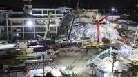 Pihak berwenang membersihkan area di sekitar gedung tinggi yang runtuh akibat gempa bumi di Bangkok, Thailand, Selasa (1/4/2025). Gempa tersebut menghancurkan gedung-gedung, jembatan, dan bendungan. AP Photo/Wason Wanichakorn