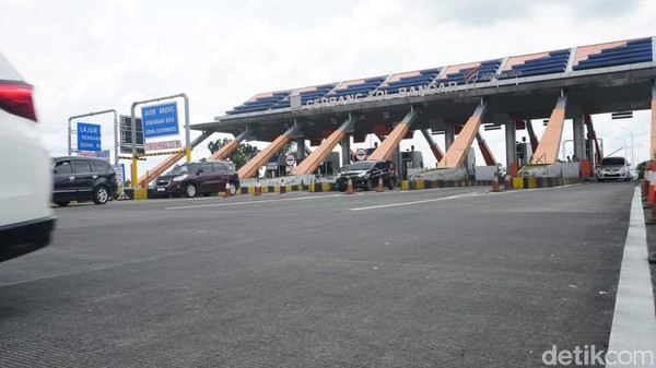Potret Exit Tol Bandar Ditutup Imbas Kepadatan Arteri Jombang ke Kediri
