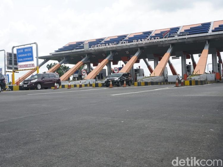 Potret Exit Tol Bandar Ditutup Imbas Kepadatan Arteri Jombang ke Kediri