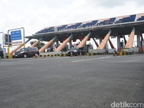 Potret Exit Tol Bandar Ditutup Imbas Kepadatan Arteri Jombang ke Kediri