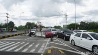 Penutupan dilakukan sejak pukul 11.20 WIB sehingga semua kendaraan yang akan keluar melalui Exit Bandar dialihkan ke Exit Nganjuk (Foto: Enggran Eko Budianto/detikJatim)