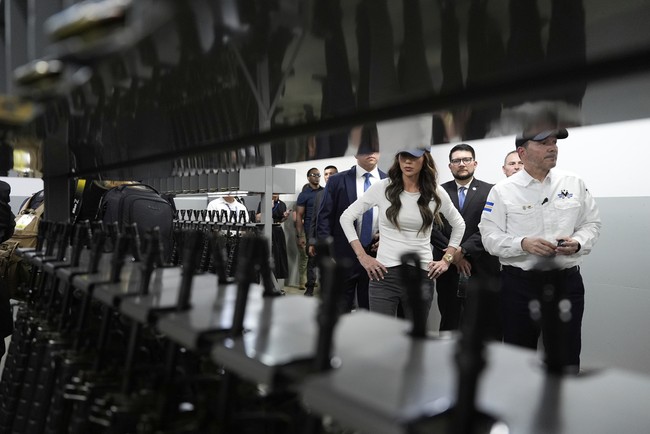 Begitu tajamnya kritikan, Tricia McLaughlin, Asisten Sekretaris Keamanan Dalam Negeri untuk Urusan Publik, sampai harus angkat bicara untuk mengklarifikasinya. Menurut McLaughlin, jam tangan tersebut buah hasil dari penjualan bukunya dan direncanakan untuk diwariskan kepada anak-anaknya. (Foto: AP Photo/Alex Brandon)